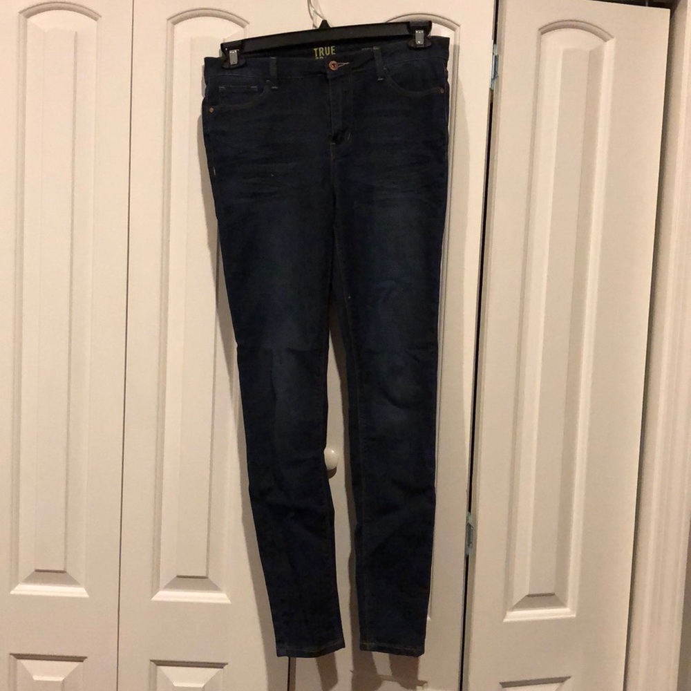 Dark skinny jeans.